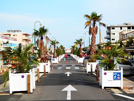 Einkaufstra�e Richtung Meer