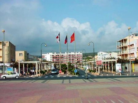 Einkaufstra�e Richtung La Clape