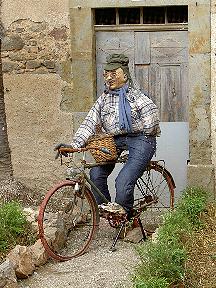 Die M�nner in Aude holen Wein