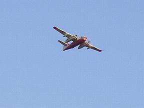 L�schflugzeug (canadair) auf dem Weg zum Einsatz