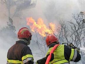 Feuerwehrleute (pompiers) bei ihrer gef�hrlichen Arbeit. Vielen Dank!