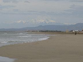 Am Meer mit dem schneebedeckten Canigou im Hintergrund