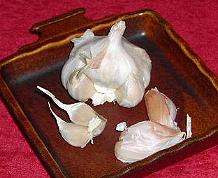 Knoblauchknolle und Knoblauchzehen