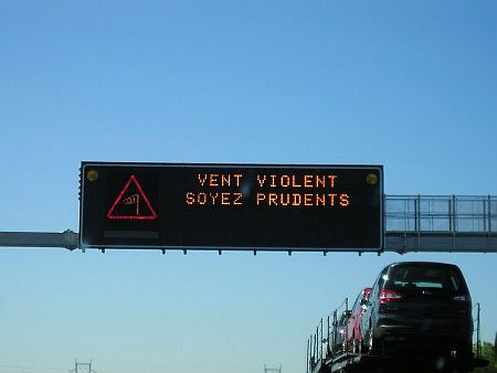 Elektronische Anzeige �ber der Auitobahn