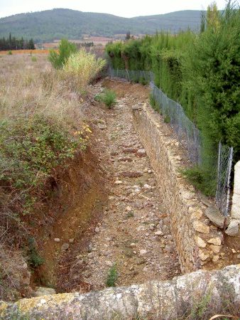Aqusgetrocknetes Bachbett