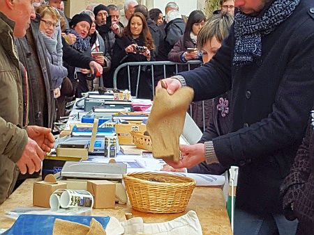 Der Sachverst�ndige �ffnet die Verplombung