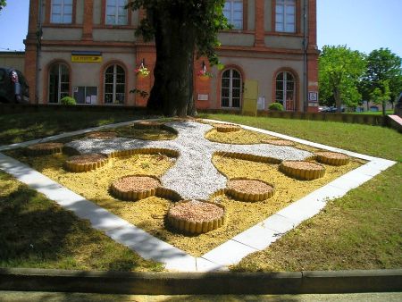 Okzitanisches Kreuz im Park