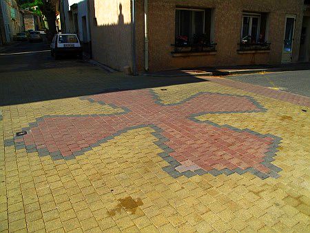 Okzitanisches Kreuz auf einer Stra�enschikane