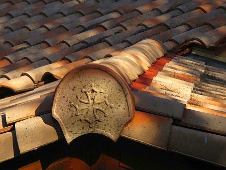 Dachfirst mit okzitanischem Kreuz