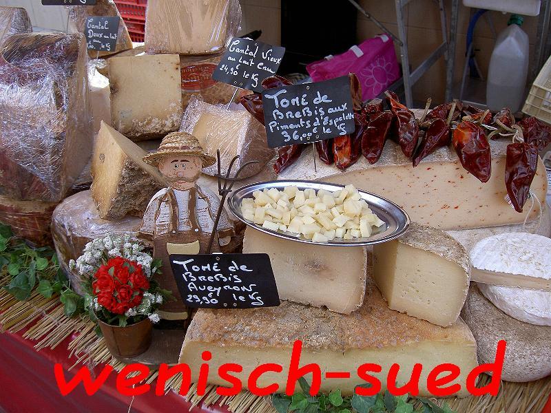 K�sestand auf dem Markt in Lezignan