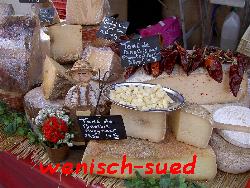 K�sestand auf dem Markt in Lezignan